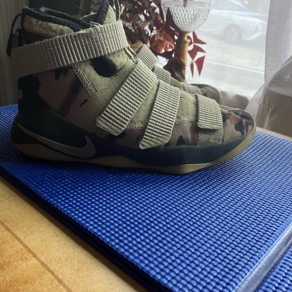 Clearance Sale Nike High Top Sneaker - Picture 4 of 7